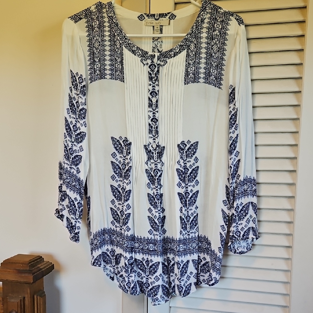 Pale Sky Women's White and Blue Patterned Top